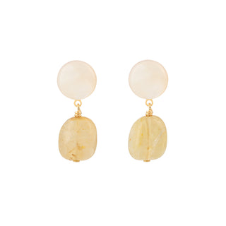 Boucles d’oreilles Zénon pendantes dorées en pierres naturelles rutile jaune et nacre blanche, en laiton doré à l’or fin 24 carats, packshot sur fond neutre, disponibles en version percées ou clips. 
