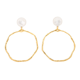 Boucles d’oreilles Thomas cercle doré avec nacre blanche Youm, finition or fin 24 carats, disponible pour oreilles percées ou clips, packshot sur fond blanc.