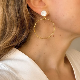 Boucles d’oreilles Thomas cercle doré avec pierre naturelle nacre blanche Youm, portées sur oreilles percées ou clips.