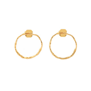 Boucles d’oreilles Tiago rond doré Youm, finition or fin 24 carats, packshot sur fond blanc.