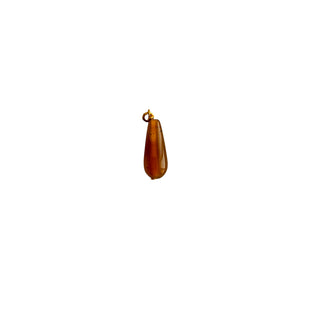 Charm en agate marron clair en forme de goutte pour créoles, pierre naturelle montée sur laiton doré à l’or fin 24 carats, packshot sur fond neutre.