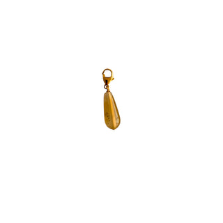 Charm Agate marron goutte Youm — laiton doré à l’or fin 24k, pierre d’agate marron claire naturelle taillée en goutte, packshot sur fond blanc.