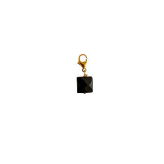 Charm Agate noire carrée Youm — laiton doré à l’or fin 24k, pierre d’agate noire naturelle taillée en carré, packshot sur fond blanc.  