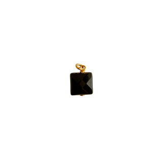 Charm en agate noire carrée pour créoles, pierre naturelle montée sur laiton doré à l’or fin 24 carats, packshot sur fond neutre.