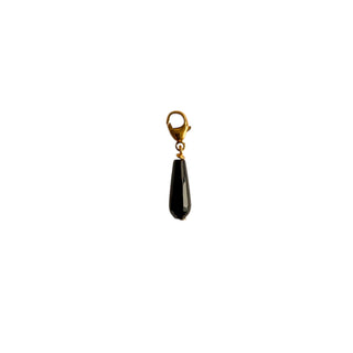 Charm Agate noire goutte Youm — laiton doré à l’or fin 24k, pierre d’agate noire naturelle taillée en goutte, packshot.