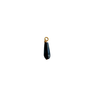 Charm en agate noire goutte interchangeable pour créoles dorées à personnaliser, pierre naturelle montée sur laiton doré à l’or fin 24 carats, packshot sur fond neutre.