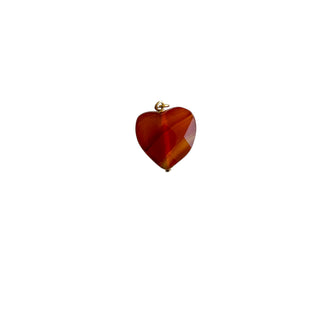 Charm en agate rouge en forme de cœur pour créoles, pierre naturelle montée sur laiton doré à l’or fin 24 carats, packshot sur fond neutre.