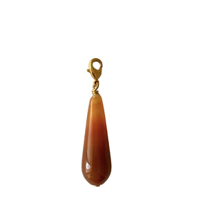 Charm Agate rouge goutte Youm — laiton doré à l’or fin 24k, pierre agate rouge en forme de goutte pour colliers et bracelets, packshot sur fond blanc.  