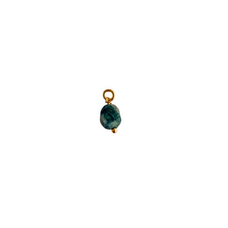 Charm en agate verte mousse pour créoles, pierre naturelle montée sur laiton doré à l’or fin 24 carats, packshot sur fond neutre.