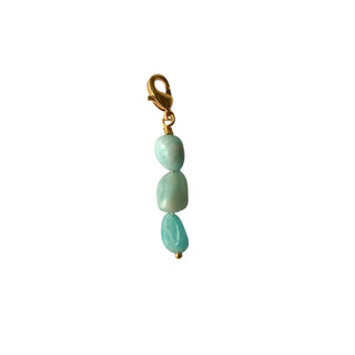 Charm Amazonite Youm — laiton doré à l’or fin 24k, trio de pierres amazonite, packshot sur fond blanc.  