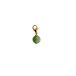 Charm Aventurine Youm — laiton doré à l’or fin 24k, pierre d’aventurine naturelle , packshot sur fond blanc.