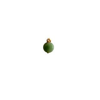 Charm en aventurine verte ronde pour créoles, pierre naturelle montée sur laiton doré à l’or fin 24 carats, packshot sur fond neutre.
