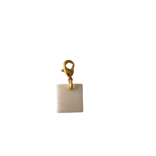 Charm Nacre carrée Youm — laiton doré à l’or fin 24k, pierre de nacre naturelle taillée en carré pour personnaliser son bijou, packshot sur fond blanc.   