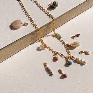 Collection collier et bracelet dorés à personnaliser avec es charms interchangeables en pierres et perles naturelles.