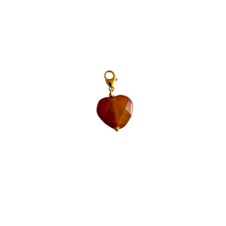Charm Cœur agate rouge Youm — laiton doré à l’or fin 24k, pierre d’agate rouge naturelle taillée en cœur, packshot sur fond blanc.  