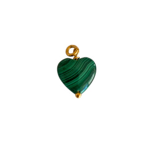 Charm cœur en malachite pour créoles, pierre naturelle verte montée sur laiton doré à l’or fin 24 carats, packshot sur fond neutre.