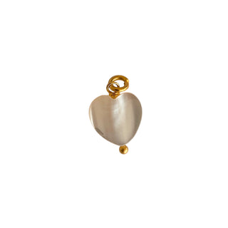 Charm cœur en nacre pour créoles, pierre naturelle montée sur laiton doré à l’or fin 24 carats, packshot sur fond neutre.