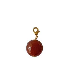 Charm Cornaline Youm — laiton doré à l’or fin 24k, pierre cornaline naturelle, pour personnaliser colliers et bracelets, packshot sur fond blanc.  