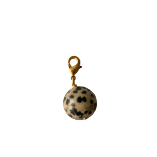 Charm Jaspe dalmatien Youm — laiton doré à l’or fin 24k, pierre jaspe dalmatien naturelle, pour personnaliser colliers et bracelets, packshot sur fond blanc.