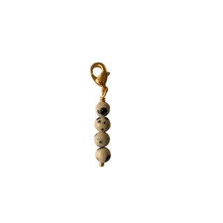 Charm Jaspe dalmatien Youm — laiton doré à l’or fin 24k, pierre jaspe dalmatien naturelle, pour personnaliser ses bijoux, packshot sur fond blanc.