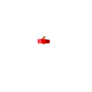 Charm gorgone rouge pour créoles Youm à personnaliser, fragment naturel monté sur laiton doré à l’or fin 24 carats.