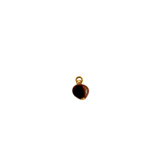 Charm en jaspe brun galet pour créoles, pierre naturelle montée sur laiton doré à l’or fin 24 carats, packshot sur fond neutre.