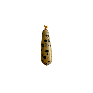 Charm jaspe dalmatien grande goutte pour créoles, pierre naturelle tachetée montée sur laiton doré à l’or fin 24 carats, packshot sur fond neutre.