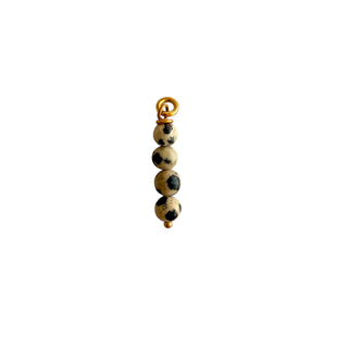 Charm jaspe dalmatien mini billes pour créoles, pierre naturelle tachetée montée sur laiton doré à l’or fin 24 carats, packshot sur fond neutre.