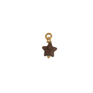 Créoles Youm à personnaliser avec un assortiment de charms en pierres naturelles et perles.