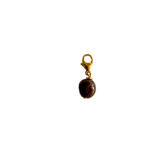 Charm Jaspe rouge Youm — laiton doré à l’or fin 24k, pierre de jaspe rouge naturelle, packshot sur fond blanc.  