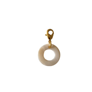 Charm Nacre ronde Youm — laiton doré à l’or fin 24k, pierre de nacre naturelle taillée en rond pour personnaliser ses bijoux, packshot sur fond blanc.