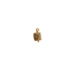 Charm perle blanche carrée pour créoles, perle naturelle montée sur laiton doré à l’or fin 24 carats, packshot sur fond neutre. 