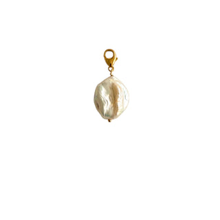 Charm Perle blanche grande Youm — laiton doré à l’or fin 24k, grande perle blanche naturelle, packshot sur fond blanc.  