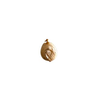 Charm perle blanche grande pour créoles, perle naturelle montée sur laiton doré à l’or fin 24 carats, pour créoles dorées, packshot sur fond neutre.