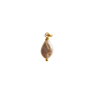 Charm perle blanche losange pour créoles dorées Youm à personnaliser, perle naturelle montée sur laiton doré à l’or fin 24 carats, packshot sur fond blanc.