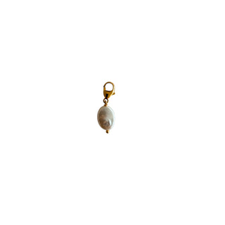 Charm Perle blanche ovale Youm — laiton doré à l’or fin 24k, perle blanche ovale naturelle, packshot sur fond blanc. 
