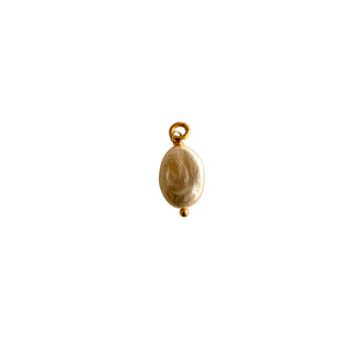 Charm perle blanche ovale pour créoles, perle naturelle montée sur laiton doré à l’or fin 24 carats, packshot sur fond neutre.