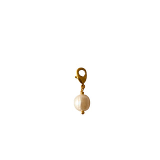 Charm Perle blanche Youm — laiton doré à l’or fin 24k, perle blanche naturelle, packshot sur fond blanc.  