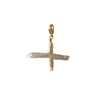Charm Perle croix Youm — laiton doré à l’or fin 24k, petite croix en perle blanche naturelle, pour personnaliser colliers et bracelets, packshot sur fond blanc.  