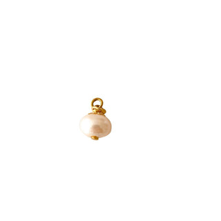 Charm perle ronde pour créoles Youm, perle naturelle montée sur laiton doré à l’or fin 24 carats, packshot sur fond blanc.