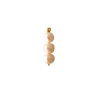 Charm perles blanches trio pour créoles, trois perles naturelles montées sur laiton doré à l’or fin 24 carats, packshot sur fond neutre.