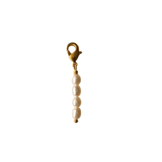 Charm Perles mini Youm — laiton doré à l’or fin 24k, petite perle blanche naturelle, breloque en perle pour personnaliser son collier ou bracelet, packshot sur fond blanc.