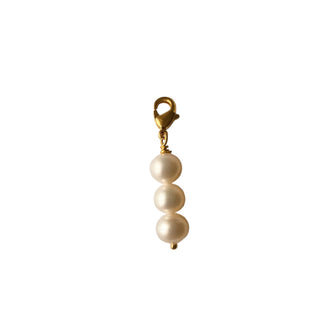 Charm Perles trio Youm — laiton doré à l’or fin 24k, trois petites perles blanches naturelles, pour personnaliser colliers zt bracelets, packshot sur fond blanc. 