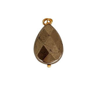 Charm pyrite pour créoles, pierre naturelle dorée montée sur laiton doré à l’or fin 24 carats, packshot sur fond neutre.