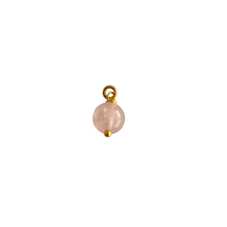 Charm quartz rose rond pour créoles, pierre naturelle rose montée sur laiton doré à l’or fin 24 carats, packshot sur fond neutre.