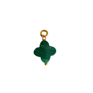 Charm trèfle en malachite pour créoles, pierre naturelle verte montée sur laiton doré à l’or fin 24 carats, packshot sur fond neutre.
