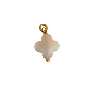 Charm trèfle en nacre pour créoles, pierre naturelle montée sur laiton doré à l’or fin 24 carats, packshot sur fond neutre.