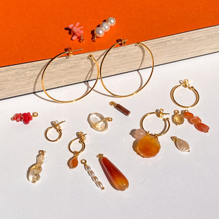 Vue d’ensemble des créoles Youm avec charms perles et pierres naturelles.