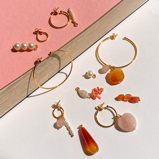 Créoles Youm à porter avec des accumulations de charms, mix perles + pierres.