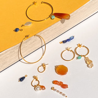 Détails des charms Youm : jaspe, nacre, onyx, cornaline, agate, amazonite, perles pour personnaliser ses boucles d'oreilles créoles.